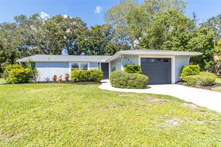 2424 BREAKWATER CIR