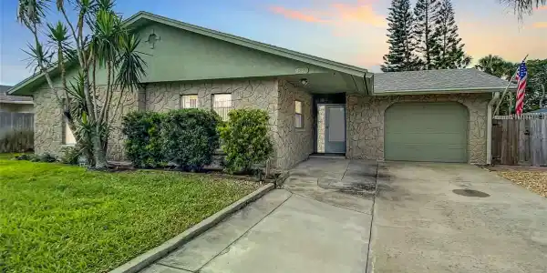4642 Saxon DRIVE