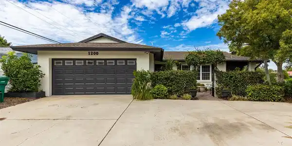 1200 HARBOR HILLS