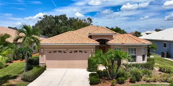409 PINEWOOD LAKE DRIVE