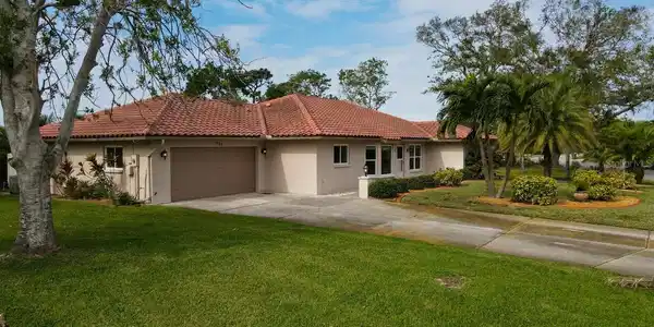 331 OAKWOOD CIRCLE