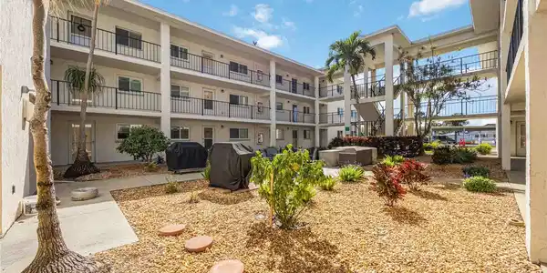 708 TAMIAMI TRAIL S