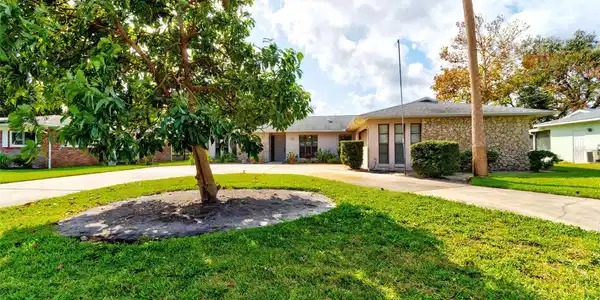 47 Fairway CIRCLE