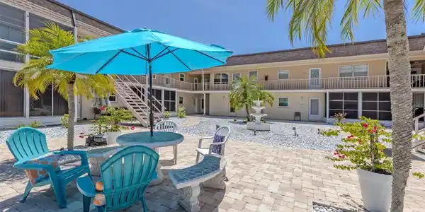 537 MANATEE CT