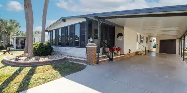 2100 KINGS HIGHWAY W