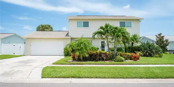 8425 FLAGSTONE DRIVE