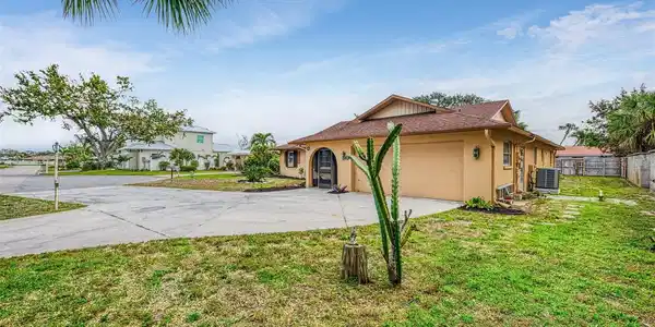 445 W GATE DRIVE