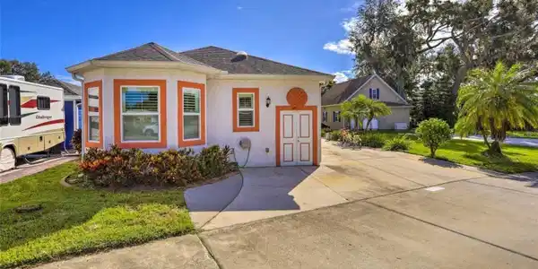 1809 MEANDER LANE