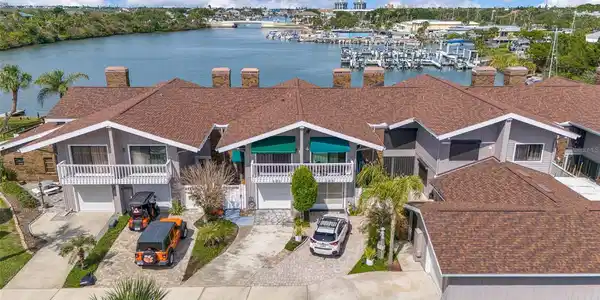 121 LAGOON COURT