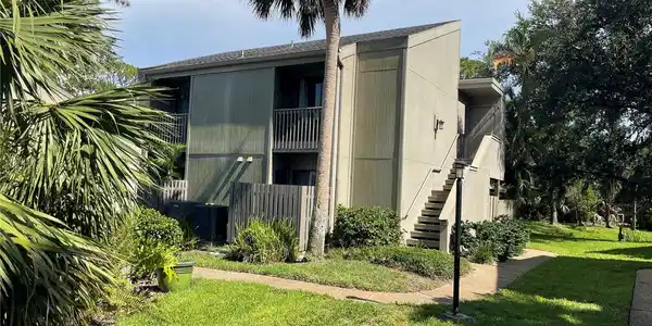 121 WOODLAND PL