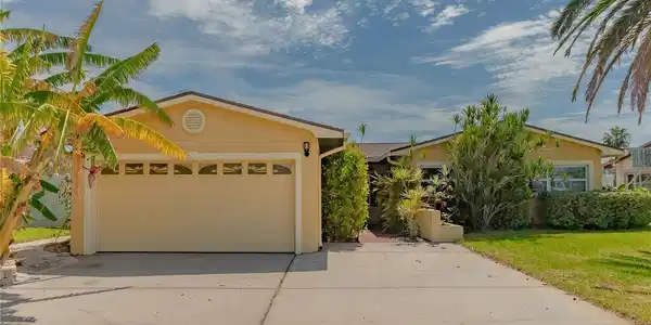 563 CRYSTAL DRIVE