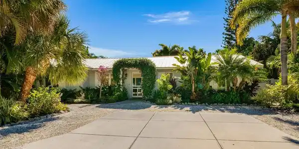 207 PEACOCK LANE