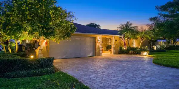 3201 BLUFFS DRIVE