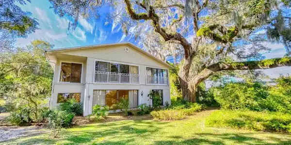 234 N RIVERSIDE DRIVE