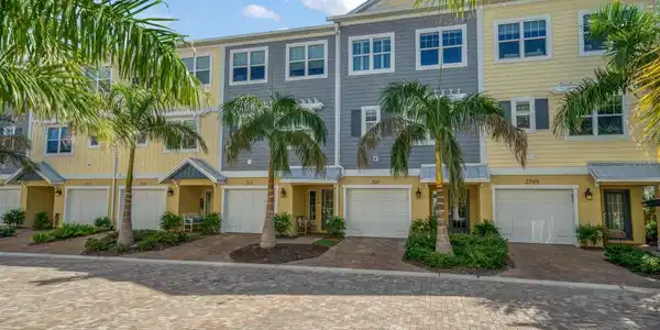2511 CORAL COURT