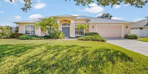832 WOODBINE DRIVE