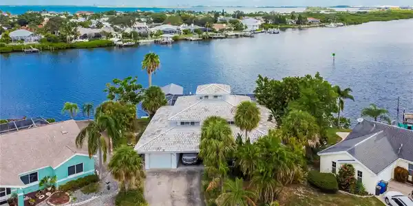 6641 DOLPHIN COVE DR