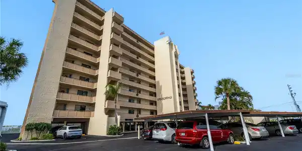 840 THE ESPLANADE N