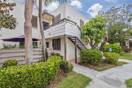 536 LAKESIDE DRIVE