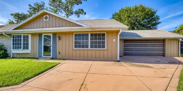 8 EAGLE LANE