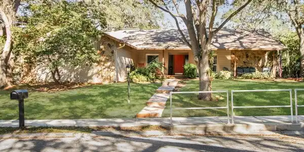 11 PINEWOOD CIRCLE