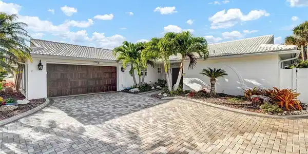 3219 SEAWAY DRIVE