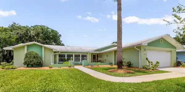 8 COURTNEY PLACE