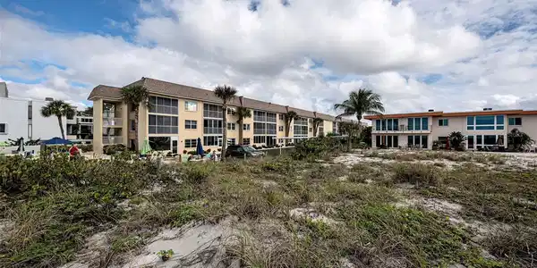 1400 TARPON CENTER DRIVE