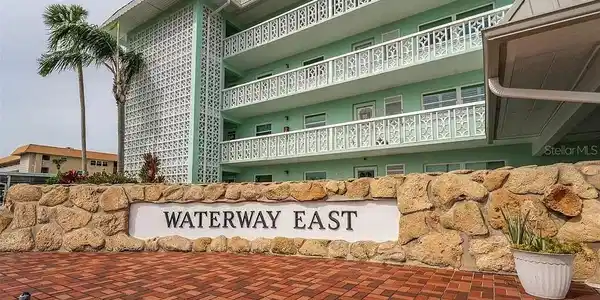 325 N CAUSEWAY