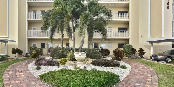 1200 TARPON CENTER DRIVE