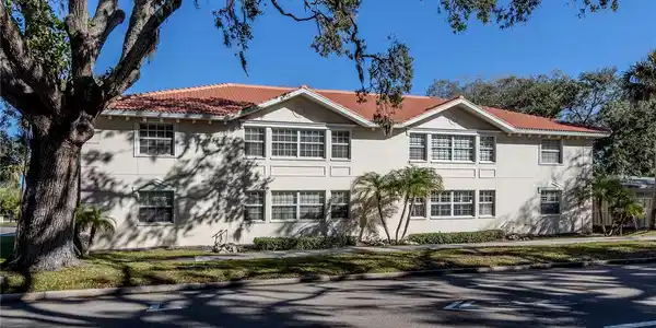 528 W VENICE AVENUE