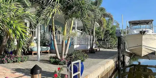 32 PLUMOSA DRIVE