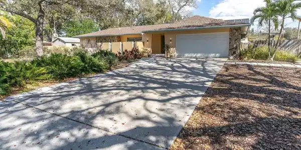 701 BLUFF VIEW DRIVE