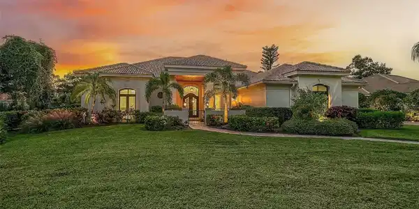 889 MACEWEN DRIVE