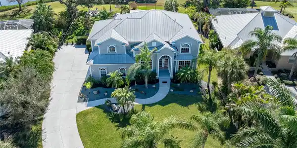 877 HILLCREST DRIVE