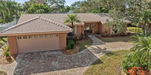813 ALLAMANDA DRIVE
