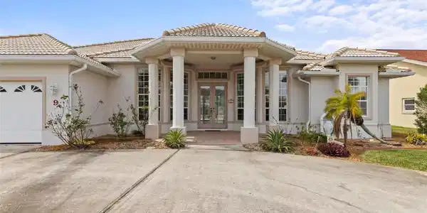 9 CLOVERDALE COURT N