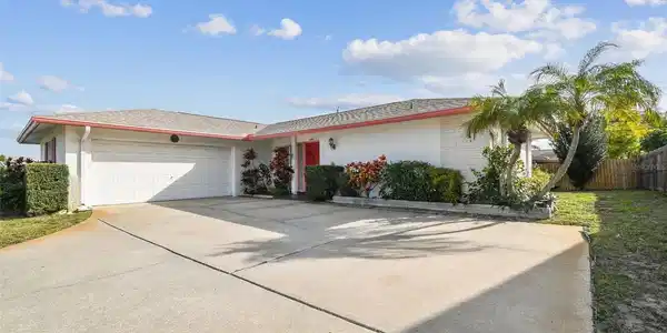 3592 SHADY BLUFFS DRIVE