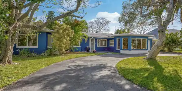 82 W BAY DRIVE