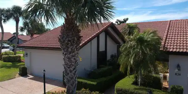 828 COUNTRY CLUB CIRCLE
