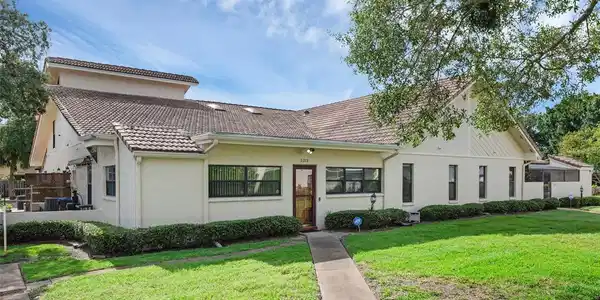 2212 HERITAGE DRIVE