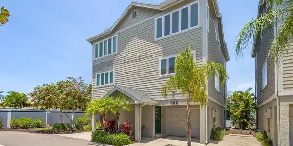 528 FOREST WAY