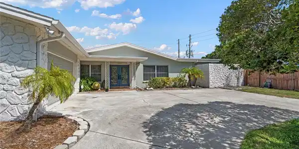 9519 COMMODORE DRIVE