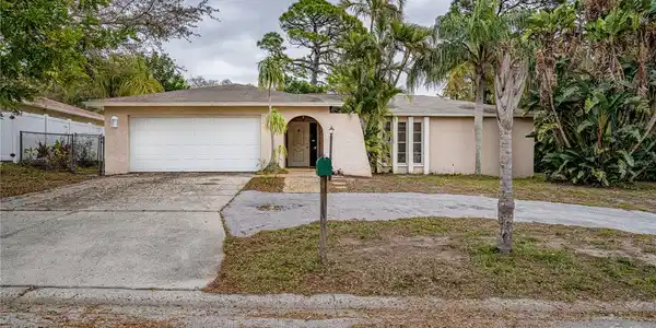 8154 COACHLIGHT CIRCLE