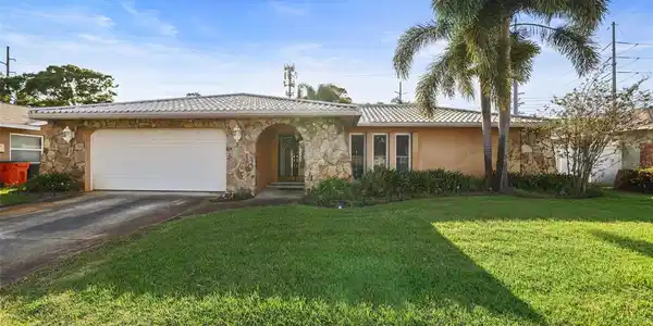 8629 PINETREE DRIVE W