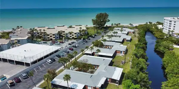 908 VILLAS DRIVE