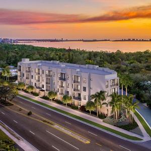 4925 N TAMIAMI TRAIL