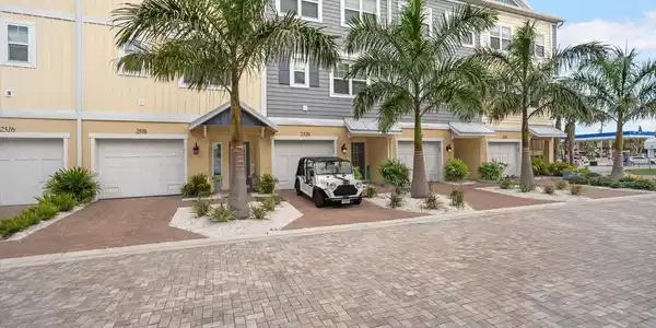 2520 CORAL COURT