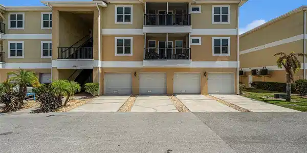5065 ROYAL PALMS WAY