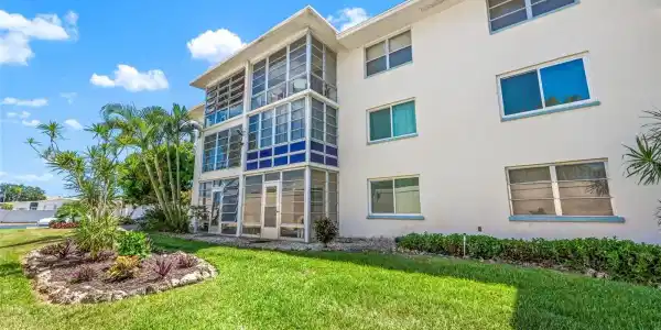 708 TAMIAMI TRAIL S